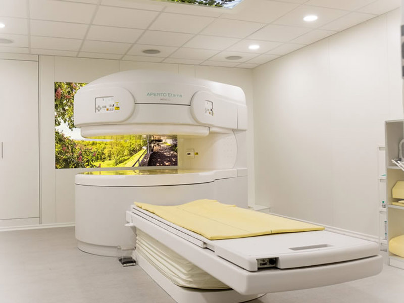 Offener Magentresonanztomograph (MRT)